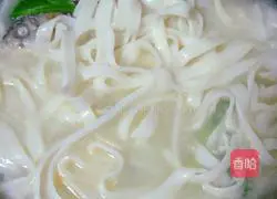 Illustration of how to make crucian carp soup rice noodles 5