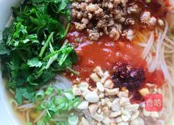 Illustration of how to make minced pork rice noodles 6