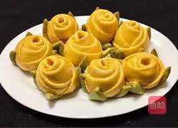 Illustration of how to make pumpkin rose rolls 12