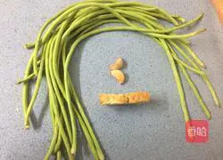 Illustration of how to make stir-fried meatloaf with beans 1