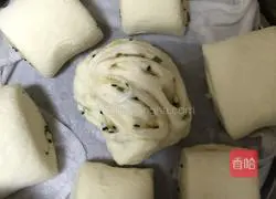 Illustration of how to make black sesame and green onion rolls 4
