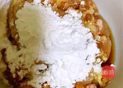 Illustration of how to make meat-filled carrot rolls 2