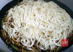 Illustration of how to make potato and beans braised noodles 5