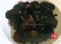 Illustration of how to make leek, shrimp skin and fungus box 2