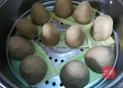 Illustration of how to make black steamed buns 3