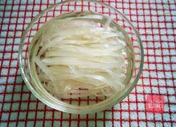 Illustration of how to cook rice noodles in a microwave oven in eight minutes 4