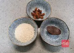 Illustration of how to make peach gum brown sugar rice porridge 1