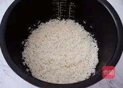 Illustration of how to make potato and sausage braised rice 3