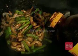 Illustration of how to make braised noodles with shredded chicken and beans 8