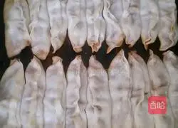 Illustration of how to make leek and shrimp pot stickers 3