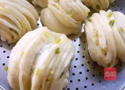 Illustration of how to make scallion rolls 14