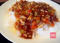Illustration of how to make rice noodles with meat sauce 4