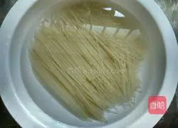 Illustration of how to make chicken rice noodles 2