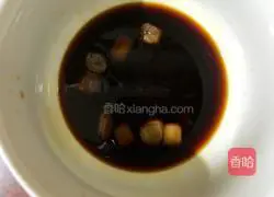 Illustration of how to make teriyaki chicken wing rice balls 3