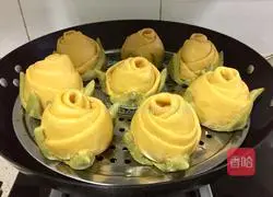 Illustration of how to make pumpkin rose rolls 11