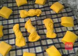 Illustration of how to make pumpkin rolls 9