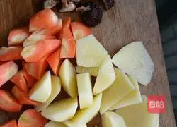 Illustration of how to make braised rice with potatoes and bacon 1