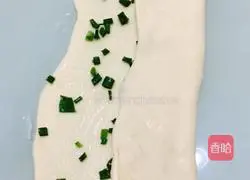 Illustration of how to make green onion rolls 3
