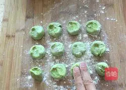 Illustration of how to make green rose rolls 9