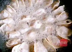 Illustration of how to make pot stickers and dumplings 4