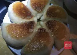 Illustration of how to make wild vegetable pot stickers 13