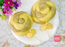 Illustration of how to make lollipop flower rolls 15