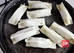 Illustration of how to make leek and meat pot stickers 6