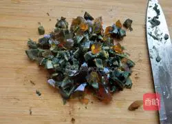 Illustration of how to make preserved egg and lean meat porridge 5