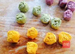 Illustration of how to make colorful rose rolls 6