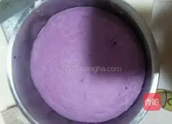 Illustration of how to make two-color flower rolls 1