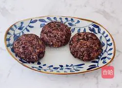 Illustration of how to make black rice, cheese and meat floss rice balls 10