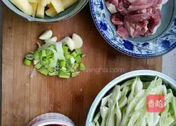 Illustration of how to make braised noodles with soy sauce meat 3