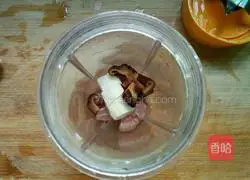 Illustration of making small intestine, mushroom and minced meat porridge 2