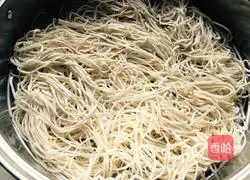 Illustration of home-style braised beans and noodles 9