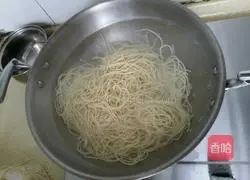 Illustration of making cold noodles with pickled mustard and minced meat 2