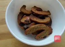 Illustration of how to make fried steamed buns with garlic sprouts 4