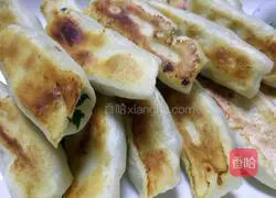 Illustration of how to make three fresh pot stickers 13