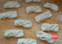 Illustration of how to make butter and green onion rolls 5