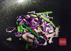 Eating rice noodles in different ways—Illustration of how to make fried rice noodles with black pepper 6