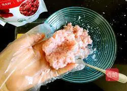 Illustration of how to make cranberry rice balls 4