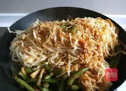 Illustration of how to make braised beans and noodles in iron pot 18