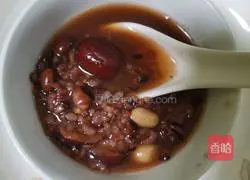 Illustration of how to make healthy black rice and red date porridge 3