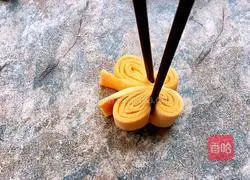 Illustration of how to make butterfly flower rolls 15