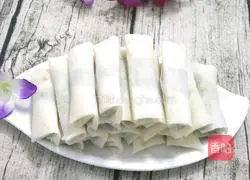 Illustration of how to make spring rolls with shepherd's purse stuffing 10