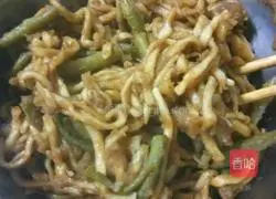 Illustration of how to braise noodles in iron pot 8