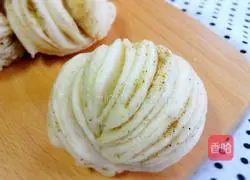 Illustration of how to make salt and pepper rolls 25