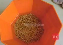 Illustration of how to make double rice wheat kernel porridge 1