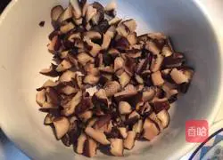 Illustration of how to make braised rice with mushrooms and chicken legs 1