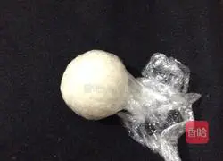 Illustration of how to make football rice balls 3