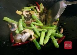 Illustration of how to make braised noodles with shredded chicken and beans 6